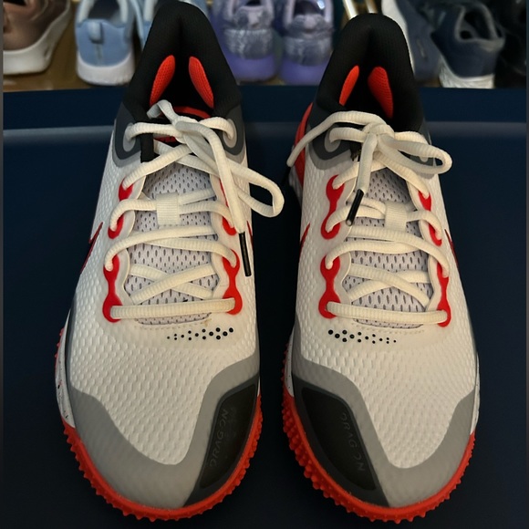 NWOT Nike Alpha Huarache Elite 3 Turf ‘White Bright Crimson’ Men 6.5 / Women 8 - Picture 3 of 7